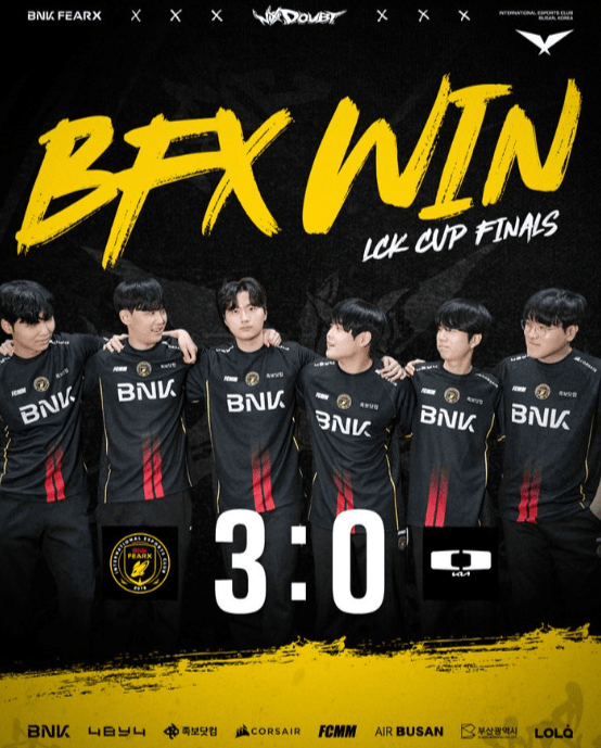 창단 3,346일. 하위 리그를 전전하던 팀은 홍콩에서 가장 뜨거운 이름이 됐다. BNK 피어엑스(BFX)가 디플러스 기아(DK)를 3-0으로 완파하고 LCK컵 결승에 오르며 브라질 퍼스트 스탠드 토너먼트(FST) 진출권까지 거머쥐었다. 국제 오프라인 무대는 창단 이후 처음이다.(▲BNK피어엑스 브라질 퍼스트 스탠드 토너먼트(FST) 진출권 획득). /사진=SNS캡처