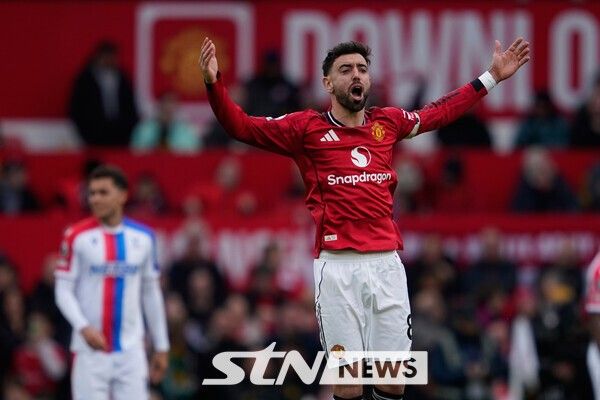 브루노 페르난데스가 1일&nbsp;오후 11시(한국시간) 영국 맨체스터에 위치한 올드 트래포드에서 열린 크리스탈 팰리스와의 2025~26시즌 잉글리시 프리미어리그(EPL) 28라운드 경기에서 득점 이후 환호하고 있다./사진=