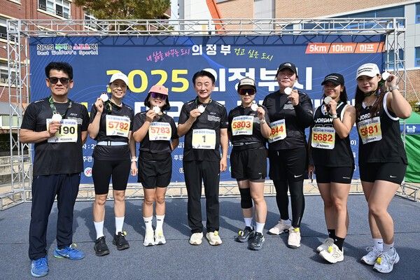 김동근 시장(가운데)과 시민들이 '물길 전국 마라톤 대회' 코스를 마친 뒤 환하게 웃으며 완주의 기쁨을 나누고 있다./사진=의정부시