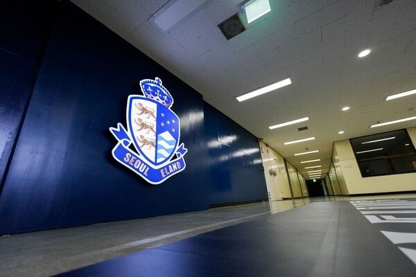 대형 엠블럼 조명이 생긴 로비. /사진=서울이랜드