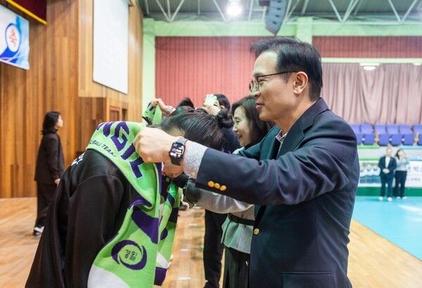 임태희 교육감이 경일고등학교 여자 배구부 선수들에게 꽃다발을 전달하며 성공적인 비상을 응원하고 있다. /사진=경기도교육청