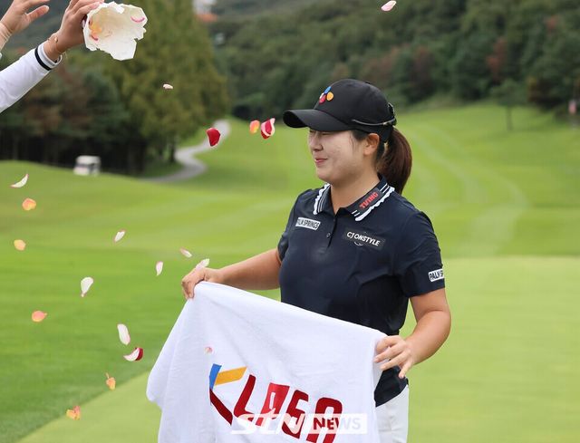 축하 꽃세례 받는 홍정민(24·한국토지신탁). /사진=STN뉴스 DB