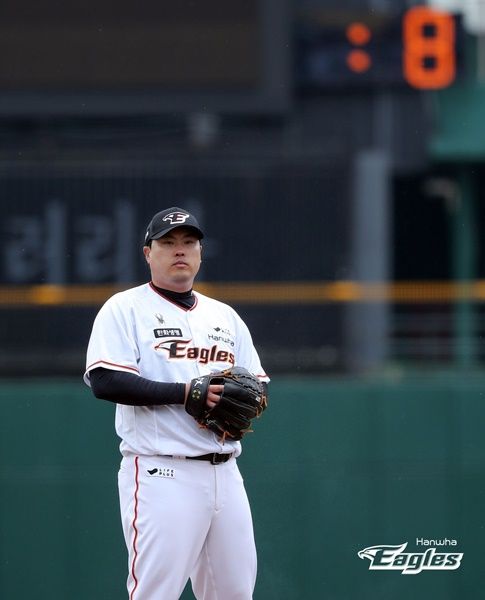 류현진이 투구 준비를 하는 도중 피치클록이 지나가고 있다. 사진┃한화 이글스