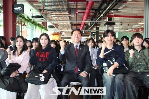 유정복 인천시장과 인하대 학생들/사진=정명달 기자