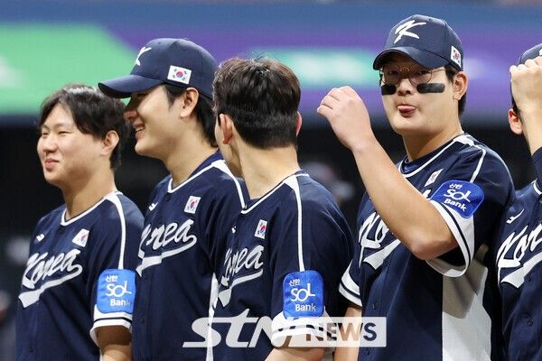 9일 오후 서울 구로구 고척스카이돔에서 열린 2025 K-베이스볼 시리즈 대한민국과 체코의 평가전 2차전 경기, 한국 투수 김서현(오른쪽)이 체코에 11-1 승리를 거둔 뒤 관중을 향해 인사하고 있다. /사진=뉴시스