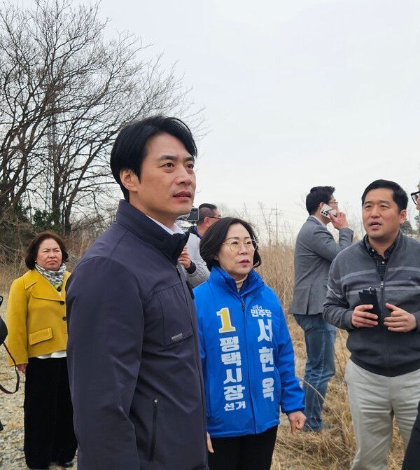 서현옥 평택시장예비후보가 한준호 국회의원과 함께 고덕 KTX 남부역사 예정지 현장 방문 및 추진 상황 점검을 하고 있다./사진=서현옥