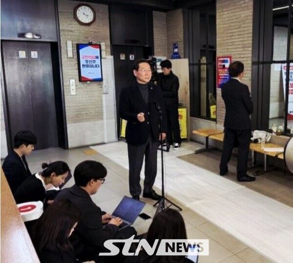 국민의힘 중앙당사에서 기자회견 하는 유정복 인천시장/사진=인천시출입연합기자단