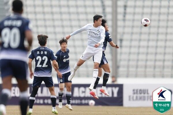 공중볼 다툼을 하는 부산아이파크. /사진=한국프로축구연맹