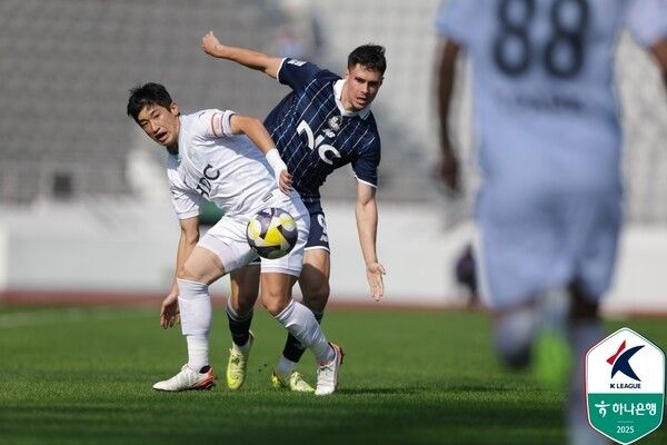 부산아이파크 장호익과 서울이랜드 아이데일이 볼경합을 펼치고 있다. /사진=한국프로축구연맹
