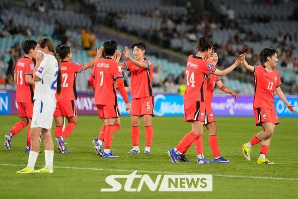 한국 여자 축구 국가대표팀이 14일 오후 6시(한국시간) 호주 시드니에 위치한 스타디움 오스트레일리아에서 열린 우즈베키스탄과의 2026 아시아축구연맹(AFC) 여자 아시안컵 8강전 경기 종료 후 자축하고 있다. /사진=뉴시스(AP)