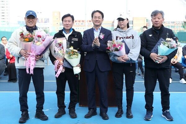 성사시립 테니스장에서 열린 '2026년 제35회 고양특례시장기 테니스대회' 개회식에서 이동환 고양특례시장과 참가 선수들이 기념 촬영을 하고 있다./사진=고양특례시