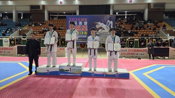 2026 전국종별 태권도 선수권 대회에서 입상한 선수들이 기념촬영을 하고 있다/사진=순천시