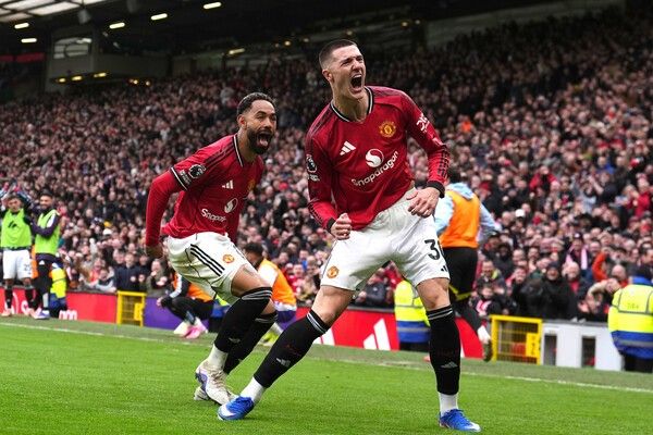 맨유의 베냐민 세슈코(오른쪽)가 동료 마테우스 쿠냐와 함께 팀의 세 번째 골을 넣고 기뻐하고 있다. /사진=뉴시스(AP)