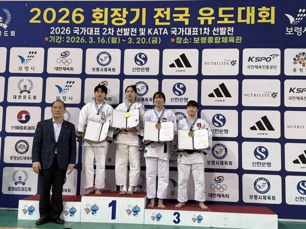 1지난 16일 순천시청 김지정 선수(좌측에서 두번째)가 보령에서 열리고 있는 2026 회장기 전국유도대회에서 은메달 획득 기념사진을 촬영하고 있다/사진=순천시