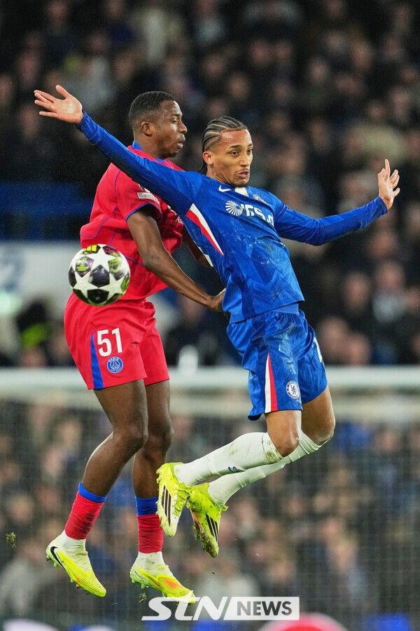 PSG 윌리안 파초(왼쪽)와 첼시의 주앙 페드루. /사진=뉴시스(AP)