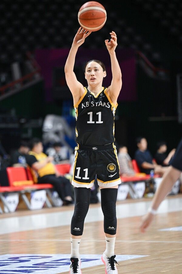 외곽슛을 터트리는 KB스타즈 포워드 강이슬. /사진=WKBL