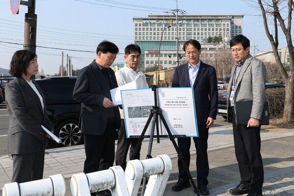 '고양은평선 일산 연장' 사업의 주요 거점인 동국대 일산병원 앞 사거리를 방문해 철도망 추진 상황을 점검하고 있다./사진=고양시