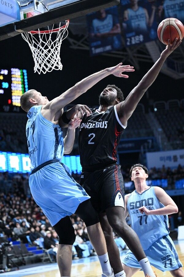 덩크를 시도하는 울산 현대모비스 피버스 레이션 해먼즈. /사진=KBL