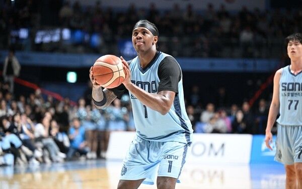 자유투를 시도하는 고양 소노 네이던 나이트. /사진=KBL