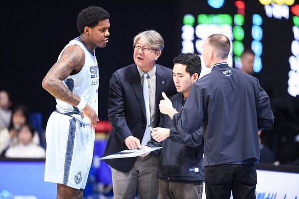 왼쪽부터 차례로 고양 소노 네이던 나이트, 손창환 감독, 김정래 통역사, 타일러 가틀린 수석 코치. /사진=KBL