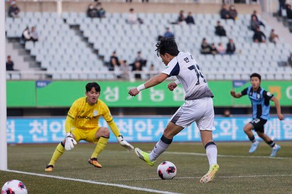 경기 중 컷백을 시도하는 안주완. /사진=서울이랜드FC
