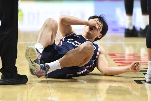 경기 중 부상 입은 부산 KCC 허훈. /사진=KBL