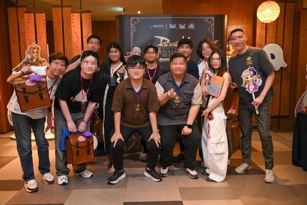 23일 그라비티의 태국 지사인 그라비티 게임 테크가 오프라인 유저 간담회 ‘Ragnarok Exclusive Meeting With RO studio 2026’을 성공적으로 마쳤다고 밝혔다.(▲그라비티 홍보unit_Ragnarok Exclusive Meeting 종료 후 기념 촬영중인 유저들과 그라비티 게임 테크(GGT)). /사진=그라비티