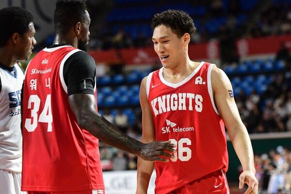 서울 SK 자밀 워니(왼)와 에디 다니엘. /사진=KBL