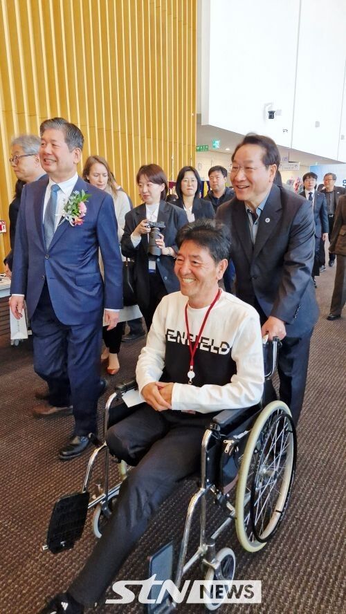 유정복 시장과 최계운 원장이 개원 30주년 기념식에 장애인의 휠체어를 밀며 입장하고 있다/사진=인천시출입연합기자단