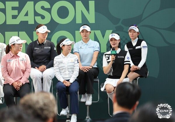 2026시즌 오프닝 세리머니에서 답변하는 박결. /사진=KLPGA