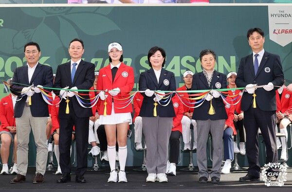 더현대 서울 사운즈 포레스트에서 개최된 2026시즌 오프닝 세리머니에서 커팅식을 진행하는 박결과 KLPGA관계자. /사진=KLPGA