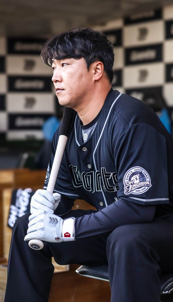 정훈 은퇴 기념 유니폼 출시. /사진=롯데 자이언츠