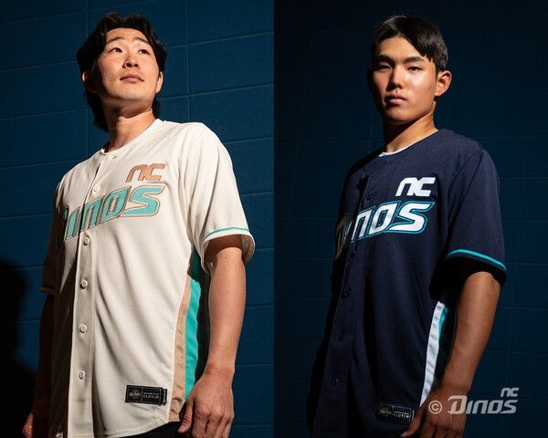 NC 다이노스 창단 15주년 기념 유니폼을 입고 포즈를 취하고 있는 (좌측부터) 이재학, 신재인. /사진=NC 다이노스