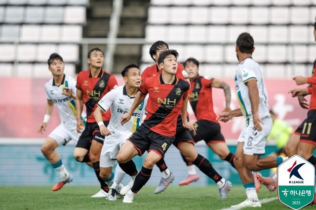 안산그리너스와 경남FC 선수단. /사진=한국프로축구연맹