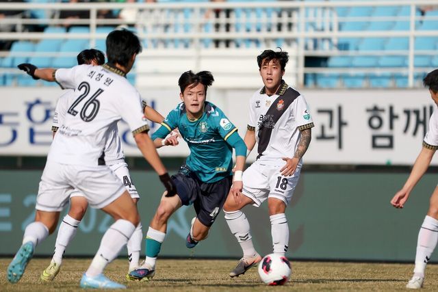 안산그리너스 최단이 28일 오후 4시 30분 안산 와스타디움에서 열린 하나은행 K리그2 2026 5라운드 경남FC의 경기에 임하고 있다. /사진=안산그리너스