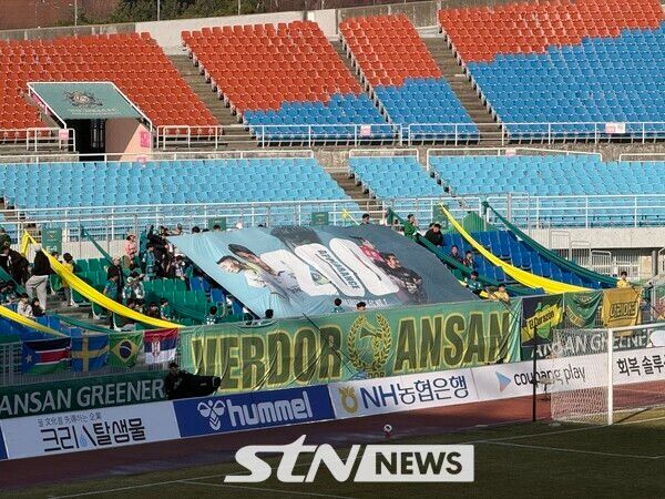 안산그리너스 이승빈의 K리그 통산 200경기 출장 기념식에서 /사진(안산)=강의택 기자