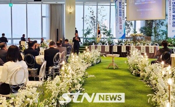 유정복 인천시장이 (사)인천정책포럼 정책세미나에서 축사를 하고 있다/사진=인천시출입연합기자단