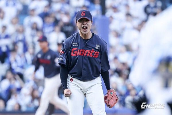 롯데 자이언츠 신인 박정민이 지난 28일 대구삼성라이온즈파크에서 열린 2026 신한 SOL KBO리그 삼성과 경기에서 세이브를 기록 후 포효하고 있다. /사진=롯데 자이언츠