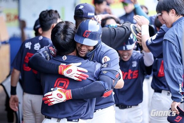 빅터 레이예스가 29일 대구 삼성 라이온즈파크에서 열린 삼성 라이온즈와 경기에서 3점 홈런을 친 후 세리머니를 펼치고 있다. /사진=롯데 자이언츠