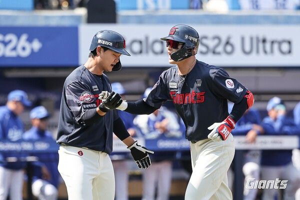 손호영, 윤동희(이상 롯데 자이언츠)가 지난 28일 대구 삼성 라이온즈파크에서 열린 2026 신한 SOL KBO리그 삼성 라이온즈와 개막전에서 1회초 각각 안타, 홈런을 기록했다. 두 선수 모두 홈을 밟으며 환호하고 있다. /사진-=롯데 자이언츠