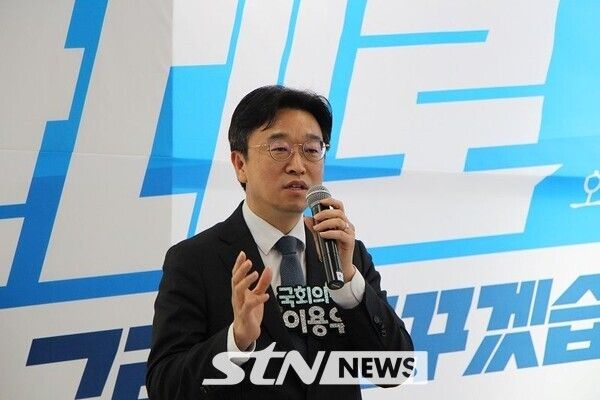 이용우 국회의원이 구재용 예비후보가 서구발전 적임자라고 지지를 호소하고 있다.&nbsp;/사진=STN