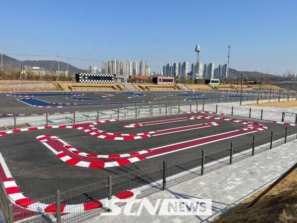 송도 달빛공원에 조성된 RC카 경기장 전경/사진=유정복 SNS