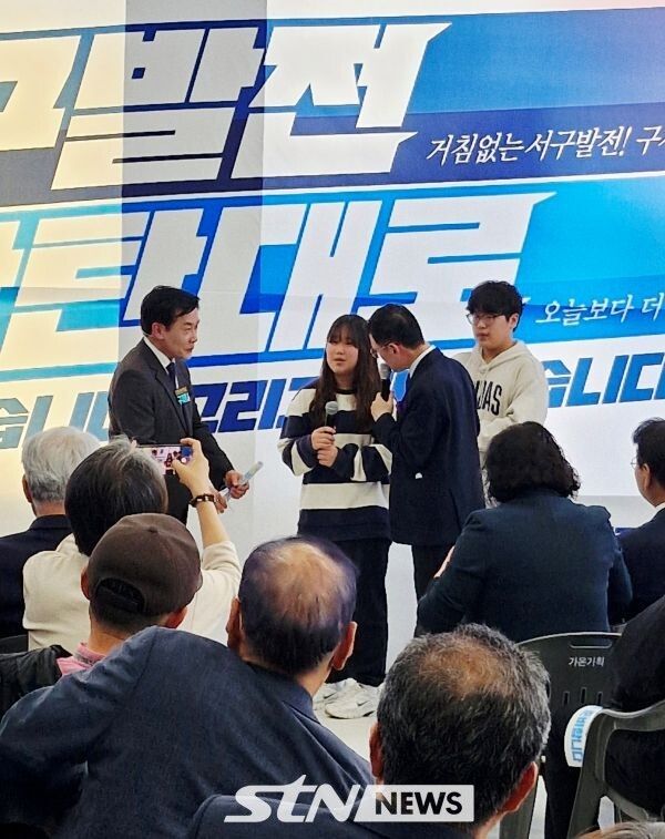 구재용 서구청장 예비후보에게 민원을 전달하는 주민. /사진=STN