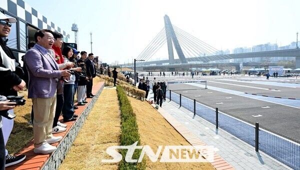 유정복 인천시장이 RC카를 직접 조종하고 있다/사진=유정복 SNS