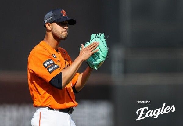 윌켈 에르난데스(한화 이글스)가 지난 28일 대전 한화생명볼파크에서 열린 2026 신한 SOL KBO리그 키움 히어로즈와 개막전에서 선발로 출전했다. 이날 에르난데스는 선두타자 이주형(키움)을 상대로 올시즌 1호 탈삼진 기록을 세웠다. 그러나 이후 올라온 안치홍에게 2루타를 내주며 동시에 기록의 희생양이 됐다. /사진=한화 이글스