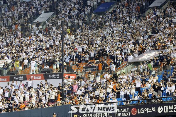역대 최소 경기 800만 관중을 달성한 2025 KBO리그의 팬들. /사진=뉴시스