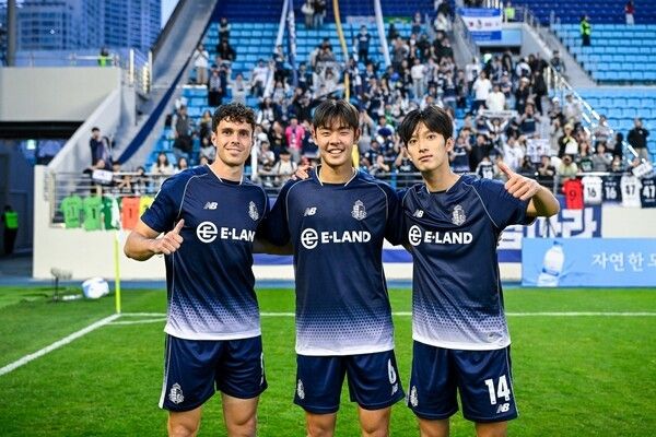 하나은행 K리그2 2026 5라운드 대구전에서 득점한 아이데일, 백지웅, 강현제(왼쪽부터) /사진=서울이랜드FC
