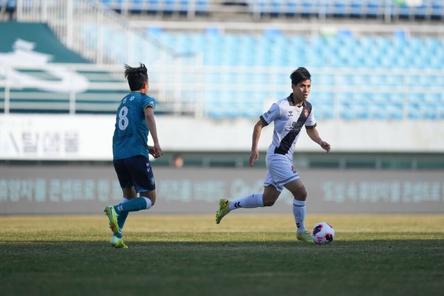 경남FC 김정현(오른쪽). /사진=경남FC