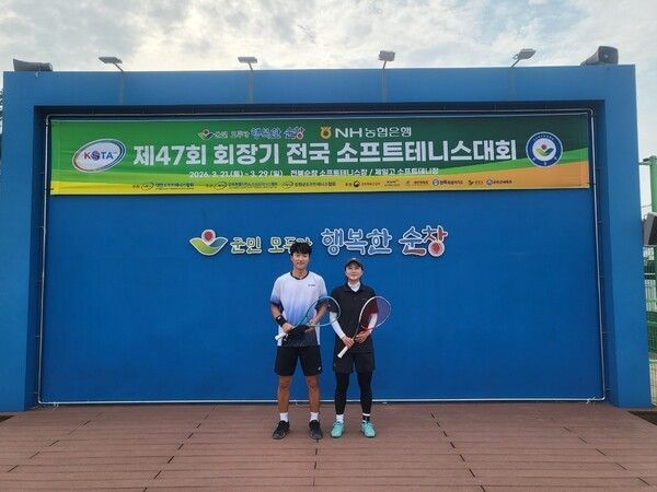 지난 24일 순천시청 추문수 선수가 혼합복식 은메달 확정 후 기념사진을 촬영하고 있다(좌측부터 추문수 선수 화성시청 황보민 선수)/사진=순천시