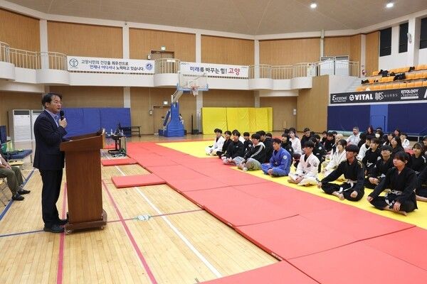 이동환 경기도 고양시장이 고양시청 체육관에서 열린 '2026 고양시협회장기 주짓수대회'에 참석해 참가 선수와 동호인들을 향해 갈고닦은 실력을 유감없이 발휘할 것을 당부하는 축사를 하고 있다./사진=고양시